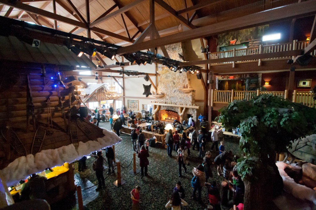 great-wolf-lodge-niagara-falls-lobby-overhead-punaro